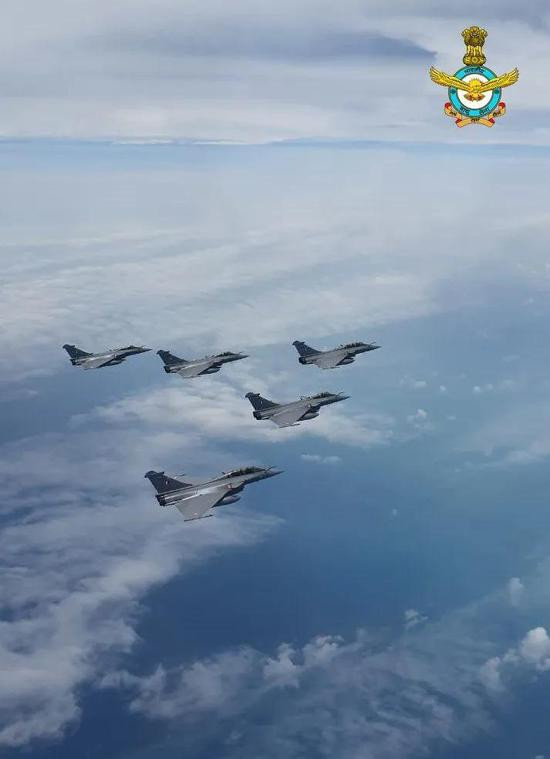 Như vậy 5 tiêm kích Rafale đầu tiên trong loạt 36 chiếc mà Ấn Độ đã đặt mua từ Pháp đã chính thức được đưa vào biên chế của Không quân Ấn Độ; tính đến thời điểm hiện tại, đây là loại chiến đấu cơ tiên tiến và có giá cao nhất của Không quân Ấn Độ. Ảnh: 5 chiếc Rafale trên đường bay từ Pháp về Ấn Độ - Nguồn: Times of India