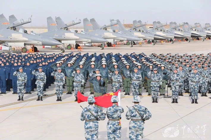 Các cuộc diễn tập của Trung Quốc diễn ra trong bối cảnh quan hệ Mỹ - Trung đang vô cùng căng thẳng sau khi Ngoại trưởng Mỹ - Mike Pompei hôm 13/7 ra tuyên bố bác bỏ hầu hết các yêu sách chủ quyền phi lý của Trung Quốc trên Biển Đông. Ảnh: Biên đội các tiêm kích hạng nặng J-16 của Trung Quốc tại căn cứ.