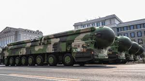 DF-41 sử dụng hệ thống dẫn đường quán tính, điều khiển bằng máy tính công nghệ số, giúp tăng cường đáng kể độ chính xác của tên lửa. Tầm bắn tối đa của DF-41 có thể đạt tới 14.000 km, đủ để bao phủ toàn bộ lãnh thổ Mỹ. Ảnh: ICBM DF-41 của Trung Quốc - Nguồn:Sina