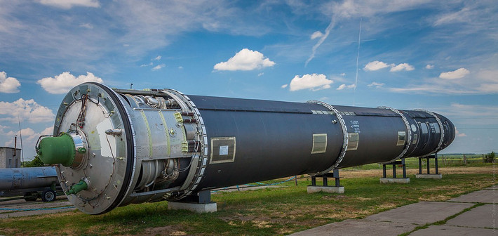 ICBM cũng là vũ khí răn đe lớn nhất trong tay bất kỳ quốc gia nào có vũ khí hạt nhân. Mặc dù khả năng sử dụng ICBM để tiêu diệt đối phương là chưa hề xảy ra, nhưng các quốc gia sở hữu vũ khí hạt nhân chưa bao giờ ngừng nghiên cứu và phát triển ICBM. Ảnh: ICBM R36M trong bảo tàng ngoài trời tại Nga - Nguồn: Wikipedia