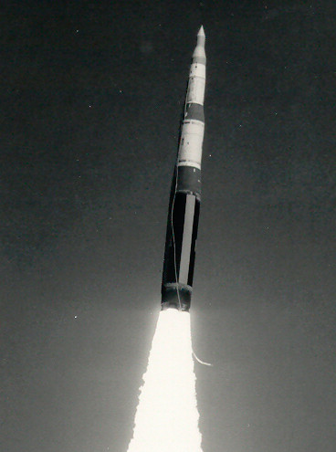 ICBM Minuteman 3 có thể đạt tầm bắn tối đa 12.500 km và hiệu suất của nó đạt đẳng cấp thế giới. Tất cả các tên lửa đạn đạo đều có nhược điểm là không thể sửa đổi mục tiêu sau khi phóng, nhưng Minuteman 3 có thể làm điều đó. Miễn là trong vòng 25 phút sau khi phóng, nó có thể sửa đổi mục tiêu theo ý muốn. Ảnh: Một vụ phóng thử ICBM Minuteman 3 - Nguồn: Wikipedia