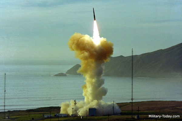 Như vậy tầm bắn của các ICBM mạnh nhất của 3 cường quốc quân sự lần lượt là: Nga: 16.000 km (R-36); Mỹ: 12.500 km (ICBM Minuteman 3) và Trung Quốc là 14.000 km (DF-41); tuy nhiên ICBM hiện đại và mức chính xác cao nhất là của Mỹ, khi có thể thay đổi mục tiêu trong quỹ đạo bay. Ảnh: ICBM Minuteman 3 rời giếng phóng - Nguồn: Wikipedia