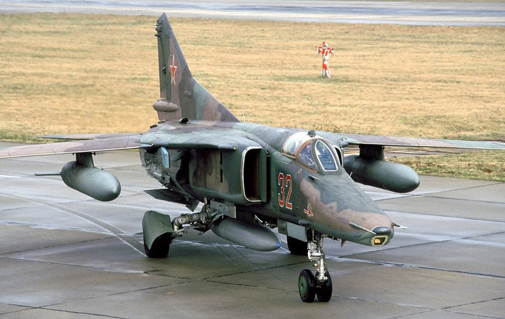Cường kích MiG-23 là một con quái vật nhanh nhẹn nhưng tính khí thất thường, do sự phức tạp của các cơ cấu cánh xoay của nó. Biến thể tấn công mặt đất đầu tiên là MiG-23BN, được NATO đặt tên mã là Flogger-F. Ảnh: Máy bay MiG-27 của Không quân Liên Xô - Nguồn: SPUTNIK