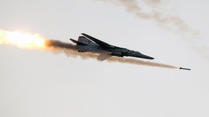 Những chiếc MiG-27 của Sri Lanka hoạt động trong phi đoàn số 12, ban đầu được lái bởi lính đánh thuê của Ukraine trong các nhiệm vụ không kích và yểm trợ gần. Tuy nhiên số MiG-27 đã bị tiêu hao nặng nề do bị tai nạn hoặc bị LTTE bắn rơi; đến tháng 7/2001, tất cả số MiG-27 của Sri Lanka đều rơi vào tình trạng hỏng hóc. Ảnh: MiG-27 của Không quân Ấn Độ - Nguồn: Wikipedia.