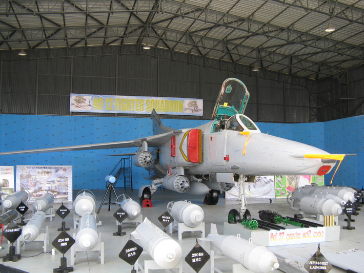 Thiết kế cánh xoay được dẫn động bằng thủy lực của MiG-27 cho phép MiG-27 điều chỉnh hiệu suất phù hợp với tình huống: nếu khép hoàn toàn ở góc 16˚, MiG-27 có khả năng bay ổn định ở tốc độ thấp; khi mở cánh hoàn toàn ở góc 72˚, cho khả năng đạt hiệu suất siêu thanh; nếu cánh ở 45˚, là tiêu chuẩn cho bay bình thường. Ảnh: MiG-27 của Không quân Sri Lanka - Nguồn: Wikipedia.