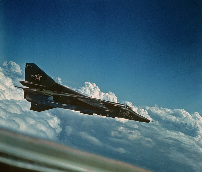 MiG-27 do Liên Xô phát triển và Ấn Độ mua giấy phép chế tạo; đây là loại máy bay chiến đấu phản lực “cánh cụp – cánh xòe”, một thiết kế ưa thích của thập niên 1960; năm 2000, MiG-27 của Ấn Độ được nâng cấp với hệ thống điện tử hàng không mới. Ảnh: Máy bay MiG-27 của Ấn Độ - Nguồn: SPUTNIK