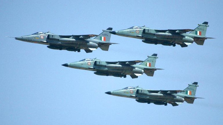Theo báo cáo, những chiếc MiG-27 đã thực hiện 854 phi vụ trong cuộc nội chiến với LTTE, rải 1.180 tấn bom, đạn các loại; hỗ trợ tích cực cho các lực lượng chiến đấu mặt đất. Sau khi nội chiến kết thúc tháng 5/2009, những chiếc MiG-27 của Sri Lanka vẫn tiếp tục hoạt động vài năm, sau đó số MiG-27 này lại rơi vào tình trạng hỏng hóc và cuối cùng đã được cho loại biên. Ảnh: MiG-27 của Không quân Ấn Độ - Nguồn: Wikipedia.