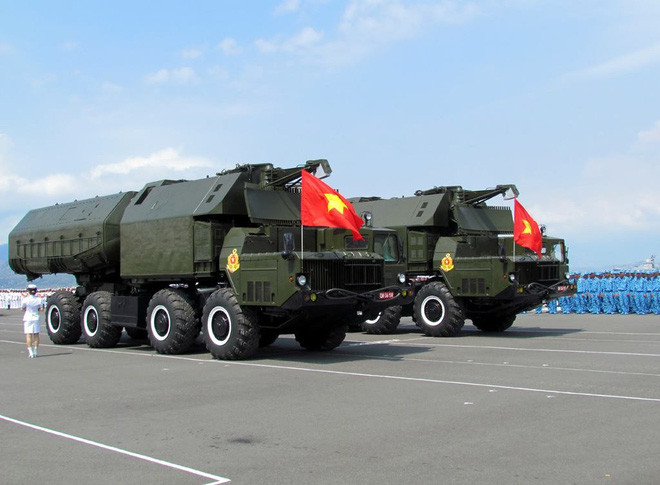 Đơn vị có truyền thống không kém hiện nay của lực lượng tên lửa bờ Việt Nam là Lữ đoàn 680 - Vùng 3 Hải quân. Hiện nay đơn vị đang được biên chế các tổ hợp 4K51 Rubezh. Ảnh: Tổ hợp 4K51 Rubezh trong một cuộc duyệt binh - Nguồn: QĐND.