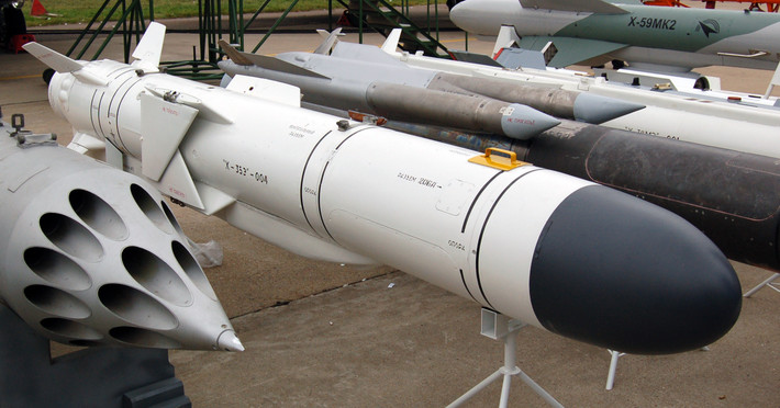 Tên lửa chống hạm Kh-35E (tên tiếng Nga: X-35, định danh NATO: AS-20) là một loại tên lửa chống hạm tốc độ cận âm được sử dụng phổ biến nhất trên tàu chiến Hải quân ta hiện nay, ngoài ra nó cũng có thể được phóng đi từ nhiều nền tảng khác nhau như tiêm kích, trực thăng, bệ phóng mặt đất,… Được thiết kế bởi Phòng thiết kế Zvezda vào năm 1983 nhằm thay thế cho các tên lửa P-15 Termit lỗi thời, tốc độ chậm và tầm bắn hạn chế.