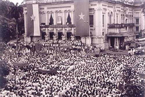 Ngày 19/8/1945 đã đi vào lịch sử vẻ vang của dân tộc Việt Nam, là một mốc son chói lọi hay còn được biết đến với tên gọi là cuộc Cách mạng Tháng Tám vĩ đại với thành công vẻ vang, đánh đổ chính quyền đế quốc - thực dân, khai sinh ra nước Việt Nam Dân chủ Cộng hòa. Bộ đội ta với nòng cốt lực lượng tham gia là Việt Nam Giải phóng quân cùng quần chúng nhân dân hưởng ứng đông đảo đã làm nên chiến thắng vĩ đại. Ít ai biết rằng, tại thời điểm đó, bộ đội ta chỉ có trong tay những vũ khí vô cùng thô sơ. Ảnh: Cuộc mít tinh phát động khởi nghĩa giành chính quyền do Việt Minh tổ chức ngày 19/8/1945 tại Nhà hát lớn Hà Nội - Tư liệu.