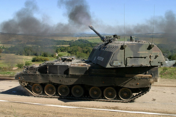 Top 3 - Pháo tự hành bánh xích PzH 2000 - Panzerhaubitze 2000 cỡ nòng 155mm. Pháo được phát triển bởi công ty Krauss-Maffei Wegmann của Đức vào năm 1996 và chính thức được đưa vào biên chế từ năm 1998. Pháo sử dụng hệ khung gầm của xe tăng Leopard 2 với một tháp pháo xoay cùng hệ thống điều khiển hỏa lực tiên tiến, máy nạp đạn tự động, hệ thống phát hiện cháy và chữa cháy tự động vô cùng hiện đại. Ảnh: Pháo tự hành PzH 2000 của quân đội Đức khai hỏa.