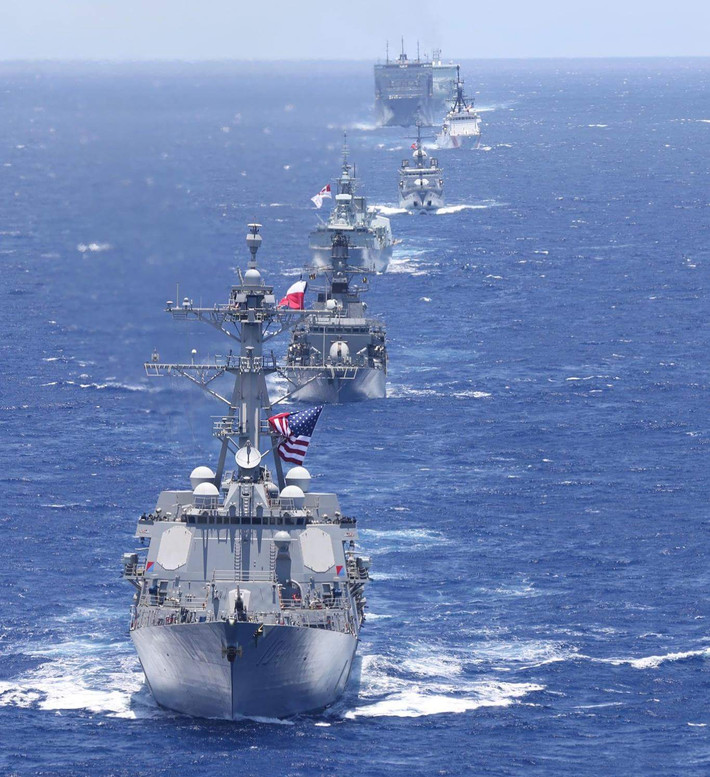 Theo thông báo, do dịch Covid-19, nên cuộc tập trận RIMPAC-2020 đã được rút xuống còn hai tuần và hoãn lại từ tháng 7, giảm một nửa so với cuộc tập trận RIMPAC-2018 được kéo dài hơn một tháng. Ảnh: Tàu chiến các quốc gia tham gia RIMPAC-2018 - Nguồn: Hải quân Mỹ.