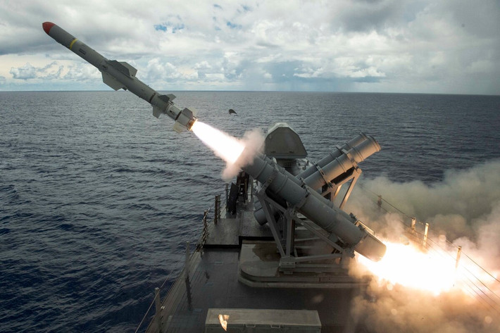 Trong cuộc tập trận RIMPAC-2018, tàu chiến Australia, Nhật Bản và Mỹ đã cùng tham gia “đánh chìm” con tàu đổ bộ đã loại biên Racine của Hải quân Mỹ với lượng giãn nước hơn 5.000 tấn. Ảnh: Tàu chiến Mỹ phóng tên lửa chống hạm Harpoon trong RIMPAC 2018 - Nguồn: Hải quân Mỹ