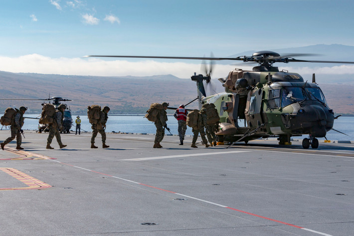 Chủ đề của cuộc tập trận RIMPAC-2020 là “Khả năng thích ứng và đối tác”, và được đánh giá là cần thiết để củng cố liên minh do Mỹ đứng đầu, nhằm “đảm bảo một Ấn Độ Dương - Thái Bình Dương tự do và rộng mở”. Kế hoạch tập trận cụ thể do Hạm đội 7 của Hải quân Mỹ đảm nhiệm. Ảnh: Lực lượng thủy quân lục chiến Mỹ tham gia RIMPAC-2018 - Nguồn: Hải quân Mỹ.