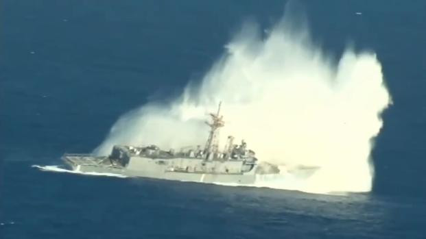 Cuộc tập trận RIMPAC-2020 là sự khẳng định của Mỹ, ngay cả trong điều kiện đại dịch Covid-19 bùng phát và ảnh hưởng nặng nề với một quốc gia như Mỹ, thì họ vẫn có thể triển khai các hoạt động quân sự bình thường trên khắp thế giới. Ảnh: “Mục tiêu tàu địch” đang bị hải quân các quốc gia bắn phá trong RIMPAC 2018. Nguồi: Hải quân Mỹ.