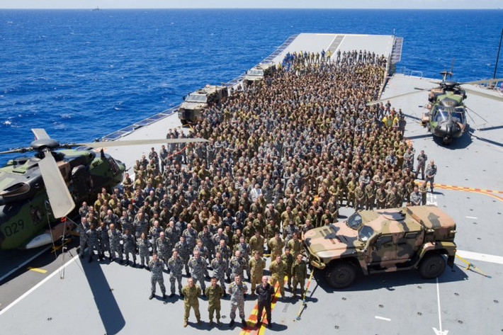Cuộc tập trận RIMPAC-2020 được tiến hành trên vùng biển Hawaii, có sự tham gia của 10 quốc gia, 20 tàu chiến và 5.300 sĩ quan, binh sĩ. Hai năm trước, cuộc tập trận RIMPAC-2018 bao gồm 25 quốc gia, 46 tàu mặt nước, 5 tàu ngầm, hơn 200 máy bay và 25.000 sĩ quan và binh sĩ. Ảnh: Tàu đổ bộ trực thăng HMAS Adelaide của Australia trong RIMPAC 2018 - Nguồn: News.navy.
