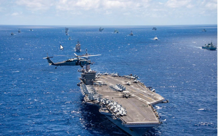 Mặc dù lực lượng tham gia có giảm, nhưng quân đội Mỹ vẫn gọi RIMPAC-2020 là cuộc tập trận là “quan trọng”. Truyền thông Mỹ đánh giá rằng, cuộc tập trận này chứng tỏ khả năng của Mỹ trong việc tiến hành một cuộc chiến tranh chống lại một đối thủ mạnh trong điều kiện dịch bệnh bùng phát. Ảnh: Tàu sân bay USS Carl Vinson trong cuộc tập trận RIMPAC-2018 ngoài khơi Hawaii vào tháng 7/2018 - Nguồn: Hải quân Mỹ.