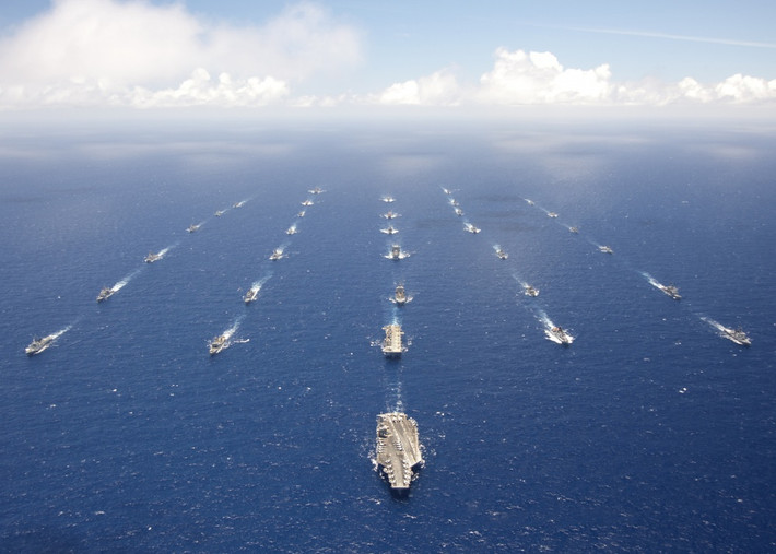 Nhiều quốc gia đã được mời tham gia RIMPAC-2020, nhưng chỉ có Hàn Quốc, Canada, Úc, Nhật Bản, Philippines, Singapore, New Zealand, Brunei và Pháp cử lực lượng tham gia cùng với Mỹ. Trong số đó, Nhật Bản đã điều tàu sân bay trực thăng cỡ lớn Kaga và tàu khu trục Aegis lớp Atago Ashigara tham gia. Ảnh: Tàu chiến các quốc gia tham gia RIMPAC-2018 - Nguồn: Hải quân Mỹ.