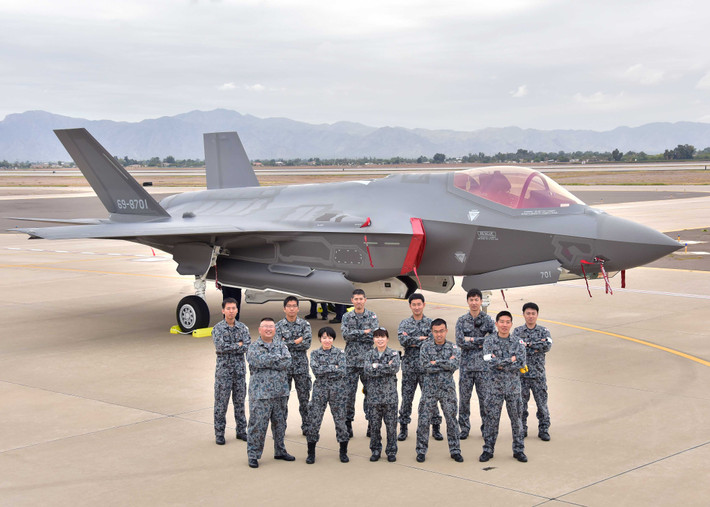 Tháng 3/2019, những chiếc F-35A đầu tiên đã được biên chế cho Lực không quân Nhật Bản (JASDF). Hiện đã có 13 máy bay đã được bàn giao và đang thuộc biên chế của phi đội 302 đóng ở căn cứ Misawa. Ảnh: Máy bay F-35A của JASDF - Nguồn: Wikipedia