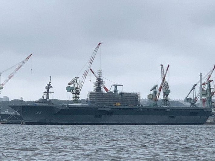 Nhật Bản đã có kế hoạch triển khai máy bay F-35B dọc bờ biển tiếp giáp Biển Đông và Biển Hoa Đông gần với Trung Quốc, với bằng chứng là Lực lượng phòng vệ nước này đã cải tạo các tàu đổ bộ lớp Izumo, thành các tàu sân bay để máy bay F-35 có thể cất, hạ cánh. Ảnh: Tàu đổ bộ Izumo (DDH-183) đang được nâng cấp để mang theo máy bay F-35B - Nguồn: Wikipedia