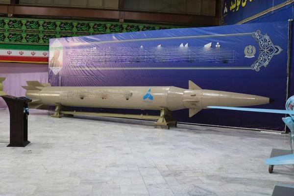Hôm 20/8 Iran đã công bố hai loại tên lửa mới, loại tên lửa đạn đạo được đặt theo tên của Thiếu tướng Qassem Soleimani, người đã bị sát hại trong một cuộc tấn công bằng máy bay không người lái của Mỹ vào hồi tháng 1 vừa qua và loại tên lửa hành trình mang tên Abu Mahdi al-Muhandis, một chỉ huy dân quân người Iraq. Ảnh: Tên lửa đạn đạo đất đối đất mới của Iran mang tên Tướng Soleimani - Nguồn: Sina.
