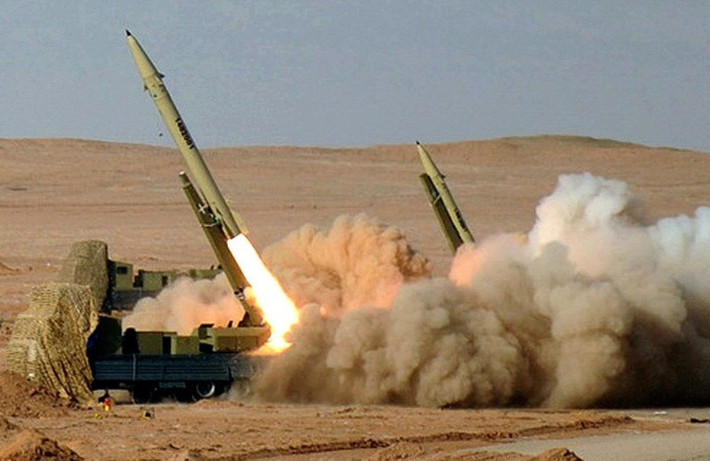 Cuộc xung đột Mỹ - Iran hồi đầu tháng 1 vừa qua, đã đưa Mỹ và Iran đến bờ vực của xung đột vũ trang, nhưng may mắn là không có thương vong xảy ra trong cuộc tấn công của Iran. Yếu tố này đã tạo cơ hội cho cả hai bên giảm leo thang quân sự; tuy nhiên căng thẳng vẫn tồn tại. Ảnh: Iran phóng tên lửa đạn đạo trong một cuộc diễn tập quân sự - Nguồn: Wkipedia.