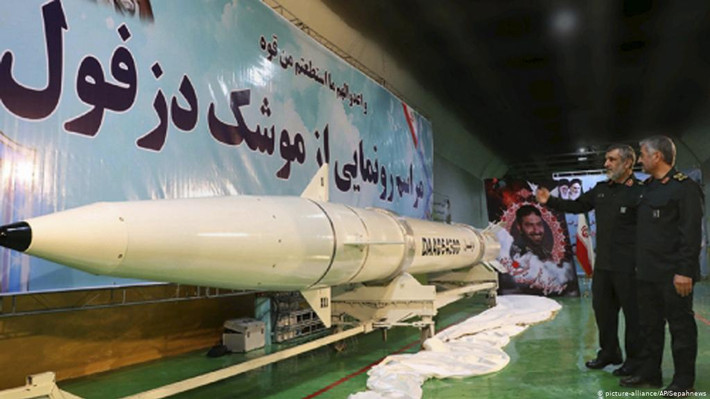 Việc Iran “khoe cơ bắp” bằng cách đặt tên 2 vị tướng bị Mỹ tiêu diệt cho tên lửa mới của mình được cho là hành động “tuyên chiến” đối với động thái trên của Mỹ. Ảnh: Tên lửa Dezful của Iran - Nguồn: Wkipedia.