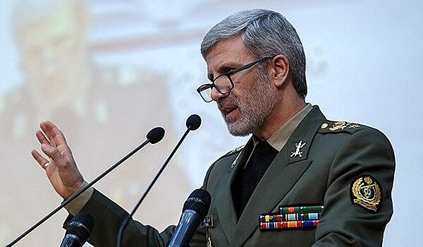 Hãng tin Anh Reuters dẫn lời Bộ trưởng Bộ Quốc phòng Iran Amir Hatami trong một bài phát biểu trên truyền hình: “Tên lửa đất đối đất, được đặt tên để tưởng nhớ Tướng tình báo Qassem Soleimani, người đã bị Mỹ sát hại; tên lửa Soleimani có tầm bắn 1.400 km”. Ảnh: Bộ trưởng Quốc phòng Iran - Nguồn: Tehrantimes.