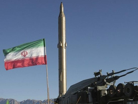 Ngoài ra, việc Iran đặt tên tên lửa mới theo tên hai vị tướng thiệt mạng vào thời điểm này cũng nhằm gửi tín hiệu tới Quân đội Mỹ rằng Iran sẽ không bao giờ thừa nhận thất bại và cũng không tha thứ, thể hiện quyết tâm đối đầu với Mỹ đến cùng của Iran. Ảnh: Một tên lửa đạn đạo của Iran trước khi phóng thử - Nguồn: Jamaran.ir