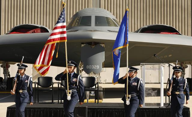 Với kinh nghiệm nghiên cứu và phát triển (R&D) từ máy bay ném bom chiến lược B-2 của Công ty Northrop Grumman, B-21 được áp dụng một số lượng lớn các công nghệ sử dụng trên máy bay B-2; do đó chi phí R&D do đó cũng giảm đi rất nhiều. Ảnh: Máy bay ném bom chiến lược tàng hình B-1 - Nguồn: Spacenews.