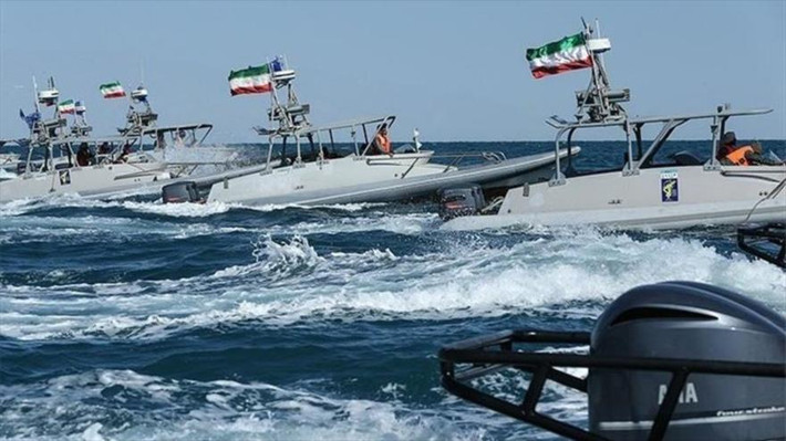 Nhưng lần này thì khác, mọi người nghi ngờ về khả năng trục vớt của Iran đối với chiếc “tàu sân bay” của họ, vì trục vớt một con tàu có lượng giãn nước hàng chục nghìn tấn, khác xa với việc trục vớt một chiếc máy bay bị rơi rất nhiều và vô tình tạo ra một vật cản, chặn mất đường thủy ra vào cảng biển quan trọng của nước này. Ảnh: Xuồng cao tốc của IRGC trong một cuộc tập trận hải quân của Iran - Nguồn: Wikipedia