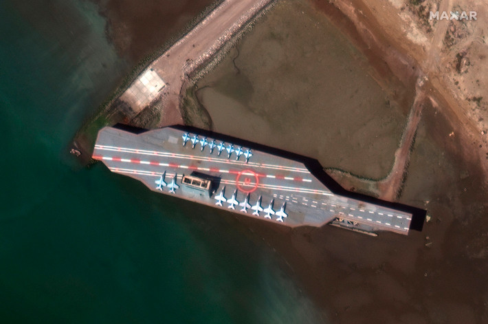 Mặc dù mô hình "tàu sân bay" của Iran rất lớn, nhưng thực tế nó vẫn nhỏ hơn nhiều so với siêu tàu sân bay của Hải quân Mỹ. Mục đích của Iran là xây dựng mô hình tàu sân bay để mô phỏng tàu sân bay thực của Mỹ, trên tàu cũng sơn logo của Hải quân Mỹ; trừ kích thước, còn những thứ khác trông “rất thật” với một tàu sân bay thực sự của Mỹ. Ảnh: Mô hình “tàu sân bay” để hải quân Iran luyện tập - Nguồn: Sina