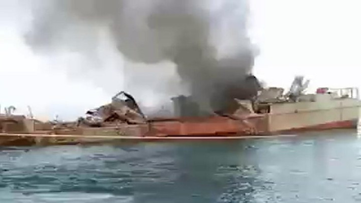 Chiếc “tàu sân bay” xấu số này đã liên tục bị quân đội Iran tấn công trong cuộc tập trận. Sau khi bị kéo trở lại cảng Bandar Abbas, tình hình xấu đi và tàu bắt đầu chìm xuống. Thân tàu nghiêng mạnh và sàn đỗ máy bay cũng bị nhấn chìm xuống nước. Ảnh: Hải quân Iran đang “tiến công” tàu sân bay - Nguồn: Sina