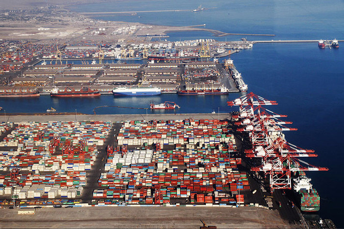 Nhưng vị trí chìm của "tàu sân bay" này có thể gây đau đầu cho Hải quân Iran và Lực lượng Vệ binh Cách mạng Hồi giáo, vì con tàu bị chìm ngay bên ngoài lối vào cảng Bandar Abbas, gần kênh chính; độ sâu của nước rất nông, chỉ vào khoảng 13 m. Ảnh: Cảng Bandar Abbas - Nguồn: Wikipedia