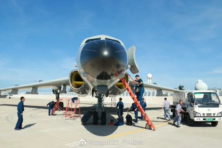 Ngoài ra, hồi đầu tháng, máy bay của Lực lượng Không quân Giải phóng Nhân dân Trung Quốc (PLAAF), bao gồm cả máy bay ném bom H-6J mới nhất, đã thường xuyên thực hiện các cuộc xuất kích trên khu vực Biển Đông, gây lo ngại cho các quốc gia trong khu vực. Ảnh: Máy bay ném bom H-6J của Trung Quốc xuất hiện trái phép trên đảo Phú Lâm thuộc quần đảo Hoàng Sa của Việt Nam - Nguồn: Tài khoản WEIBO saga522_FIA桂系 ngày 11/8.