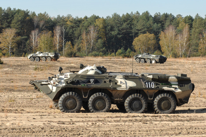 BTR-80 trang bị động cơ diesel KamAZ-7403 260 mã lực, tăng áp V-8, làm lạnh bằng nước, đây là một sự cải tiến về động cơ so với các động cơ xăng dùng cho BTR-60 và BTR-70. Xe đạt tốc độ tối đa 80-90km/h, có thể leo dốc tới 60% và vượt chướng ngại vật thẳng đứng cao 0,5 m - Ảnh: Wikipedia