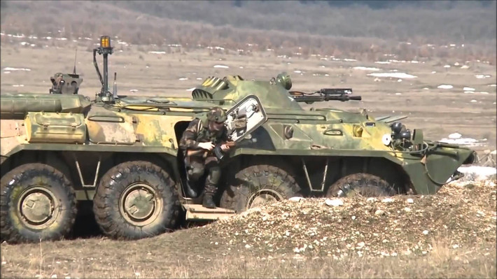 Về thiết kế chở quân, dòng BTR-80 khắc phục hoàn toàn nhược điểm đổ quân mà BTR-60PB (đổ bộ từ nóc xe không được che chắn tốt) hay BTR-70 (thiết kế cửa đổ bộ hông quá nhỏ) - Ảnh: Wikipedia