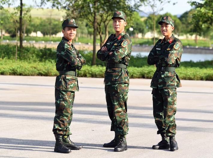 Trong ảnh, kíp xe tăng số 1 gồm: Đại úy Trần Việt Hải (đứng giữa), vị trí trưởng xe, kíp xe số 1 đã có kinh nghiệm thi đấu Army Games 2018, 2019. Hai thanh viên còn lại gồm: Trung úy QNCN Lê Quang Hiệp, vị trí pháo thủ kíp xe số 1, đã có kinh nghiệm thi đấu Army Games 2019; Trung úy QNCN Hoàng Mạnh Tuấn, vị trí lái xe kíp xe số, đã có kinh nghiệm thi đấu Army Games 2019. Ảnh: QĐND Online