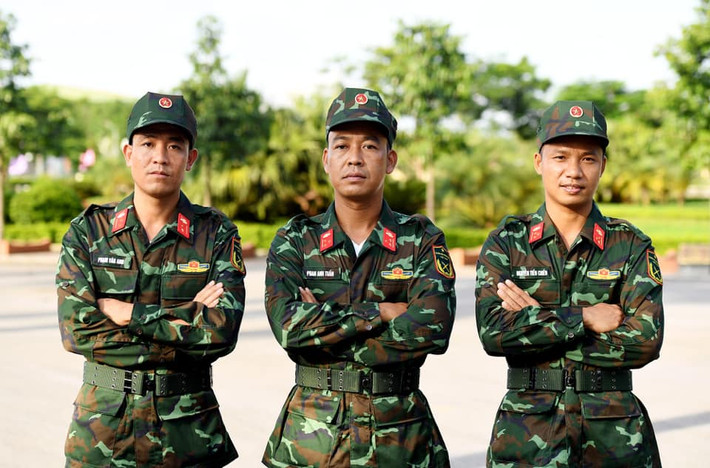 Thành viên kíp số 3 gồm: Trung úy QNCN Phạm Văn Anh (đứng giữa), vị trí trưởng xe, kíp xe số 3; Thượng úy QNCN Phan Anh Tuấn, vị trí pháo thủ, kíp xe số 3 đã có kinh nghiệm thi đấu Army Games 2018, 2019; Thượng úy QNCN Nguyễn Tiến Chiến, vị trí lái xe, kíp xe số 3, đã có kinh nghiệm thi đấu Army Games 2018, 2019. Ảnh: QĐND Online