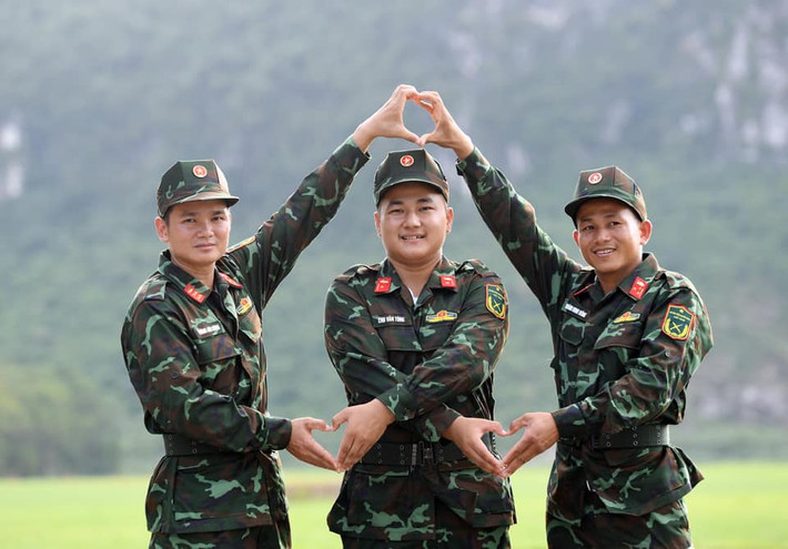 Kíp xe số 4: Đại uý Phùng Anh Cương (đứng giữa), vị trí trưởng xe, kíp xe số 4; Thượng úy QNCN Hoàng Minh Dũng, vị trí pháo thủ, kíp xe số 4 và Thiếu úy QNCN Chu Văn Tùng, vị trí lái xe, kíp xe số 4, đã có kinh nghiệm thi đấu Army Games 2019. Ảnh: QĐND Online