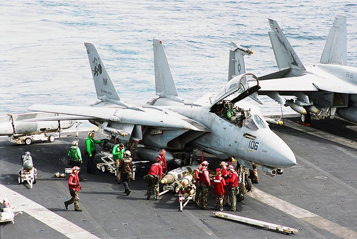 F-14A là loại máy bay chiến đấu hạng nặng, có cấu tạo kiểu “cánh cụp – cánh xòe”, 2 động cơ, 2 chỗ ngồi; khi mới ra đời, chủ yếu được sử dụng cho chiến đấu không đối không và là tiêm kích hạm chủ lực của tàu sân bay Mỹ. Ảnh: Máy bay chiến đấu F-14A - Nguồn: Wikipedia