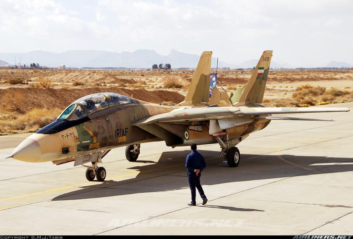 Tin tức về việc Iran phát triển mẫu máy bay chiến đấu hạng nặng được thiết kế dựa trên máy bay chiến đấu F-14A “Mèo đực” (Tomcat). Đây là mẫu máy bay chiến đấu hạng nặng duy nhất trong biên chế của Iran và là máy bay thế hệ thứ tư đầu tiên trên thế giới. Ảnh: Máy bay chiến đấu F-14 của Iran - Nguồn: Wikipedia