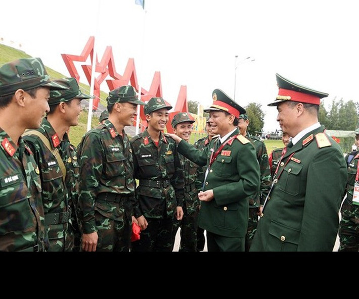 Dẫu vậy, đây vẫn là một thành tích cực kỳ đáng khen ngợi của kíp lái số 1 đội tuyển xe tăng Việt Nam, đã xuất sắc tiêu diệt toàn bộ mục tiêu cùng với đó là về đích với thời gian nhanh chóng. Qua đó ta có thể thấy sự đồng đều của tất cả các thành viên trong kíp xe, là một sự chuẩn bị chu đáo cả về con người lẫn vũ khí. Hi vọng trong các chặng đua tiếp theo, các kíp xe còn lại của đội tuyển ta sẽ tiếp tục phát huy tinh thần chiến thắng, đạt thành tích cao hơn nữa để mang vinh quang về cho nước nhà. Ảnh: Trung tướng Ngô Minh Tiến - Phó Tổng tham mưu trưởng QĐND Việt Nam đã đến chúc mừng, động viên tinh thần các tuyển thủ ta sau bài thi xuất sắc vừa rồi - Nguồn: QĐND.