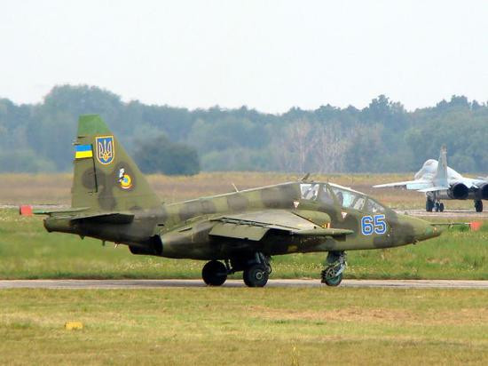 Ukraine là quốc gia được thừa hưởng từ Liên Xô số máy bay chiến đấu nhiều thứ hai (chỉ sau Nga); nhưng suốt một thời gian dài, quốc gia này đã sống dựa vào nhưng di sản của Liên Xô để lại; số máy bay được thừa hưởng từ Liên Xô, số thì bán, số thì không được bảo quản bảo dưỡng, dẫn đến không thể bay và số dự trữ trong kho thì đã hết. Ảnh: Không quân Ukraine vẫn dùng những chiếc Su-24 cổ lỗ - Nguồn: Sina