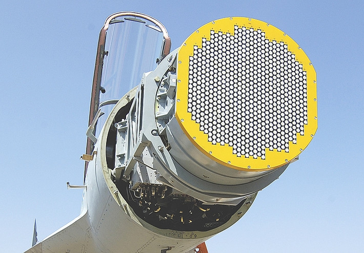 Nhưng đen đủi cho Ukraine là họ không có nhà sản xuất radar hàng không nào như "Faztron" của Nga và cũng không có kinh nghiệm trên lĩnh vực này; với tiềm lực hiện tại, ngành hàng không của Ukraine chỉ có thể đại tu, nâng cấp đơn giản với loại máy bay MiG-29. Ảnh: Radar Faztron của Nga lắp trên các máy bay chiến đấu - Nguồn: Wikipedia