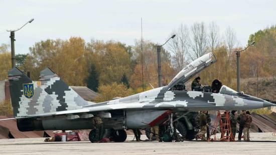 Hiện Ukraine có ý định để Elbit giúp nâng cấp 11 tiêm kích MiG-29 để "bay thử"; những nâng cấp bao gồm trang bị buồng lái tiên tiến, radar, hệ thống vũ khí và dẫn đường; nhưng tờ "Defense Express" tiết lộ, ước tính ban đầu chi phí hiện đại hóa mỗi chiếc MiG-29 là khoảng 40 triệu USD. Ảnh: MiG-29 của Ukraine đều là những mẫu đời đầu - Nguồn: Sina