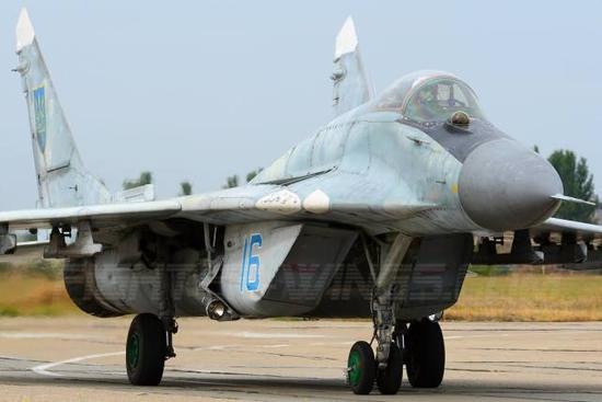 Hiện nay Không quân Ukraine có khoảng trên 200 máy bay chiến đấu, nhưng hầu hết đã bị loại biên; hiện số máy bay chiến đấu còn bay được, thì chỉ còn một số MiG-29; số này cần được hiện đại hóa và nâng cấp, mới có thể “đối đầu” với lực lượng không quân hùng hậu của Nga. Ảnh: MiG-29 hiện tại của Ukraine - Nguồn: Sina