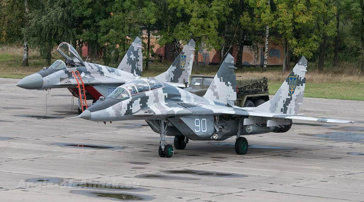 Từ lý do trên, buộc Ukraine phải tiến hành nâng cấp những máy bay chiến đấu đã hết, hoặc gần hết niên hạn sử dụng. Đây là việc làm lãng phí và tiềm ẩn những rủi ro hàng không hết sức nguy hiểm, do số giờ bay của máy bay chiến đấu được chế tạo dưới thời Liên Xô rất ngắn; nhưng Ukraine còn lựa chọn nào khác. Ảnh: MiG-29MU1 của Ukraine - Nguồn: Sina