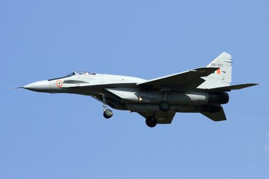 Trước đó, Tập đoàn công nghiệp quốc phòng Ukraine UkrOboronProm (UOP) đã chỉ đạo Nhà máy Hàng không Lviv nâng cấp số MiG-29 của họ lên chuẩn MiG-29MU1; việc nâng cấp chủ yếu là tăng hạn sử dụng máy bay, nâng cấp tên lửa không đối không R-27ER1 và R-27ET1 với đầu dò mới. Ảnh: MiG-29UPG Nga nâng cấp cho Ấn Độ - Nguồn: Sina