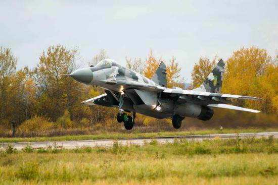 Gần đây không quân Ukraine đang có kế hoạch nâng cấp máy bay chiến đấu MiG-29 có từ thời Liên Xô, nhưng với tình cảnh hiện tại, Ukraine không đủ lực, phải nhờ vào nước ngoài để tiến hành nâng cấp. Ảnh: Máy bay MiG-29 do Ukraine tự nâng cấp - Nguồn: Sina